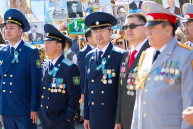 Shymkent, Kazakistan 9 Mayıs 2017: Ölümsüz alayı. Halk festivaller insan. Büyük Vatanseverlik Savaşı 1941-1945, Kızıl Ordu ve Sovyet halkının Zafer Bayramı.