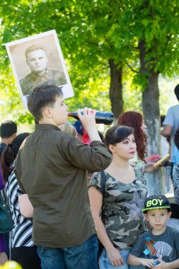 Shymkent, Kazakistan 9 Mayıs 2017: Ölümsüz alayı. Halk festivaller insan. Büyük Vatanseverlik Savaşı 1941-1945, Kızıl Ordu ve Sovyet halkının Zafer Bayramı.