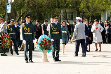 Petropavlovsk 7 Mayıs 2016: Resmi tatil. Defender'ı vatan günün Kazakistan'da 7 Mayıs kutladı. Asker ve askeri. Toplu kutlamalar insanlar.