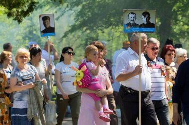 Shymkent, Kazakistan 9 Mayıs 2017: Ölümsüz alayı. Halk festivaller insan. Büyük Vatanseverlik Savaşı 1941-1945, Kızıl Ordu ve Sovyet halkının Zafer Bayramı.