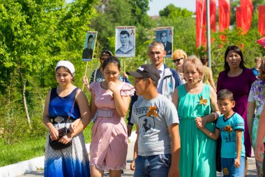 Shymkent, Kazakistan 9 Mayıs 2017: Ölümsüz alayı. Halk festivaller insan. Büyük Vatanseverlik Savaşı 1941-1945, Kızıl Ordu ve Sovyet halkının Zafer Bayramı.
