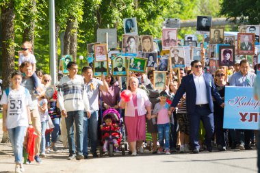 Shymkent, Kazakistan 9 Mayıs 2017: Ölümsüz alayı. Halk festivaller insan. Büyük Vatanseverlik Savaşı 1941-1945, Kızıl Ordu ve Sovyet halkının Zafer Bayramı.