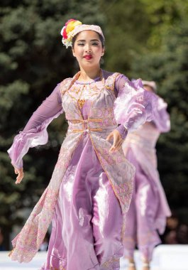 Shymkent, Kazakistan - 1 Mayıs 2017: Şarkıcı ve ulusal kostümleri dansçılar. 1 Mayıs Kazakistan halkının birlik gün işaretler