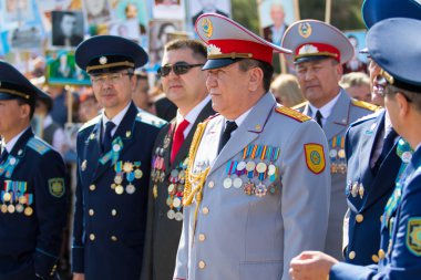 Shymkent, Kazakistan 9 Mayıs 2017: Ölümsüz alayı. Halk festivaller insan. Büyük Vatanseverlik Savaşı 1941-1945, Kızıl Ordu ve Sovyet halkının Zafer Bayramı.