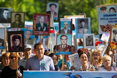 Shymkent, Kazakistan 9 Mayıs 2017: Ölümsüz alayı. Halk festivaller insan. Büyük Vatanseverlik Savaşı 1941-1945, Kızıl Ordu ve Sovyet halkının Zafer Bayramı.
