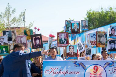 Shymkent, Kazakistan 9 Mayıs 2017: Ölümsüz alayı. Halk festivaller insan. Büyük Vatanseverlik Savaşı 1941-1945, Kızıl Ordu ve Sovyet halkının Zafer Bayramı.