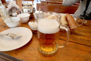 Bira bardağı yemek masasında