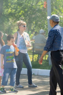 Shymkent, Kazakistan 9 Mayıs 2017: Ölümsüz alayı. Halk festivaller insan. Büyük Vatanseverlik Savaşı 1941-1945, Kızıl Ordu ve Sovyet halkının Zafer Bayramı.