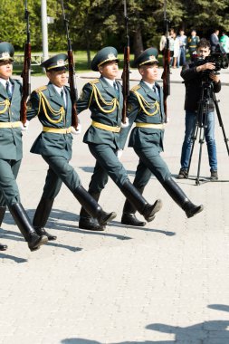 Petropavlovsk 7 Mayıs 2016: Resmi tatil. Defender'ı vatan günün Kazakistan'da 7 Mayıs kutladı. Asker ve askeri. Toplu kutlamalar insanlar.