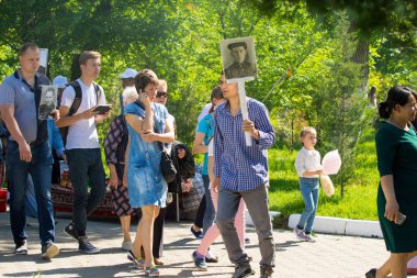 Shymkent, Kazakistan 9 Mayıs 2017: Ölümsüz alayı. Halk festivaller insan. Büyük Vatanseverlik Savaşı 1941-1945, Kızıl Ordu ve Sovyet halkının Zafer Bayramı.