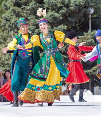 Shymkent, Kazakistan - 1 Mayıs 2017: Kazakistan halklarının Ulusal kostümleri dansçılar. 1 Mayıs Kazakistan halkının birlik gün işaretler