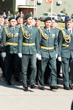 Petropavlovsk 7 Mayıs 2016: Resmi tatil. Defender'ı vatan günün Kazakistan'da 7 Mayıs kutladı. Asker ve askeri. Toplu kutlamalar insanlar.