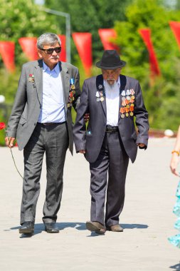 Shymkent, Kazakistan 9 Mayıs 2017: Ölümsüz alayı. Halk festivaller insan. Büyük Vatanseverlik Savaşı 1941-1945, Kızıl Ordu ve Sovyet halkının Zafer Bayramı.