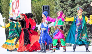 Shymkent, Kazakistan - 1 Mayıs 2017: Kazakistan halklarının Ulusal kostümleri dansçılar. 1 Mayıs Kazakistan halkının birlik gün işaretler