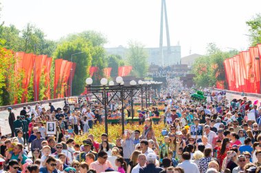 Shymkent, Kazakistan 9 Mayıs 2017: Ölümsüz alayı. Halk festivaller insan. Büyük Vatanseverlik Savaşı 1941-1945, Kızıl Ordu ve Sovyet halkının Zafer Bayramı.