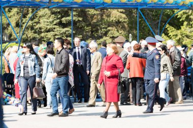 Petropavlovsk 7 Mayıs 2016: Resmi tatil. Defender'ı vatan günün Kazakistan'da 7 Mayıs kutladı. Asker ve askeri. Toplu kutlamalar insanlar.