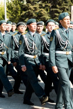 Petropavlovsk 7 Mayıs 2016: Resmi tatil. Defender'ı vatan günün Kazakistan'da 7 Mayıs kutladı. Asker ve askeri. Toplu kutlamalar insanlar.