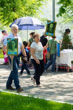 Shymkent, Kazakistan 9 Mayıs 2017: Ölümsüz alayı. Halk festivaller insan. Büyük Vatanseverlik Savaşı 1941-1945, Kızıl Ordu ve Sovyet halkının Zafer Bayramı.