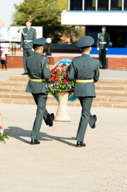 Petropavlovsk 7 Mayıs 2016: Resmi tatil. Defender'ı vatan günün Kazakistan'da 7 Mayıs kutladı. Asker ve askeri. Toplu kutlamalar insanlar.