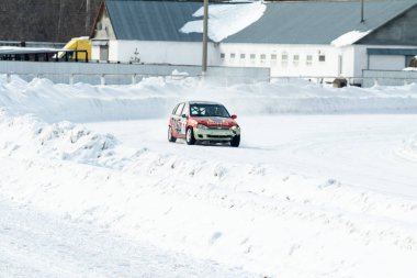 Petropavlovsk, Kazakistan - 6 Mart 2016: Fincan Urallar, Sibirya ve Kazakistan kış parça yarış. Yarış pisti Bishkul Kuzey Kazakistan 2016.