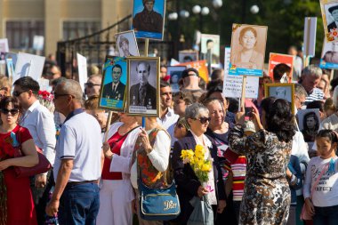 Shymkent, Kazakistan 9 Mayıs 2017: Ölümsüz alayı. Halk festivaller insan. Büyük Vatanseverlik Savaşı 1941-1945, Kızıl Ordu ve Sovyet halkının Zafer Bayramı.