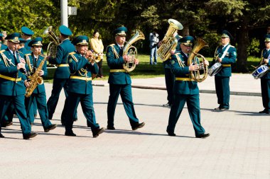 Petropavlovsk 7 Mayıs 2016: Resmi tatil. Defender'ı vatan günün Kazakistan'da 7 Mayıs kutladı. Asker ve askeri. Toplu kutlamalar insanlar.