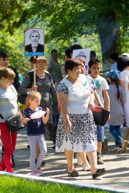 Shymkent, Kazakistan 9 Mayıs 2017: Ölümsüz alayı. Halk festivaller insan. Büyük Vatanseverlik Savaşı 1941-1945, Kızıl Ordu ve Sovyet halkının Zafer Bayramı.