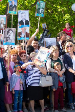 Shymkent, Kazakistan 9 Mayıs 2017: Ölümsüz alayı. Halk festivaller insan. Büyük Vatanseverlik Savaşı 1941-1945, Kızıl Ordu ve Sovyet halkının Zafer Bayramı.