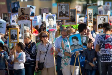 Shymkent, Kazakistan 9 Mayıs 2017: Ölümsüz alayı. Halk festivaller insan. Büyük Vatanseverlik Savaşı 1941-1945, Kızıl Ordu ve Sovyet halkının Zafer Bayramı.