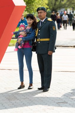 Petropavlovsk 7 Mayıs 2016: Resmi tatil. Defender'ı vatan günün Kazakistan'da 7 Mayıs kutladı. Asker ve askeri. Toplu kutlamalar insanlar.