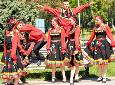 Shymkent, Kazakistan - 1 Mayıs 2017: Şarkıcı ve ulusal kostümleri dansçılar. 1 Mayıs Kazakistan halkının birlik gün işaretler
