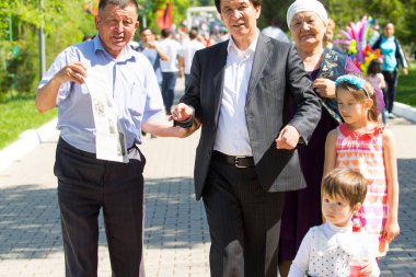 Shymkent, Kazakistan 9 Mayıs 2017: Ölümsüz alayı. Halk festivaller insan. Büyük Vatanseverlik Savaşı 1941-1945, Kızıl Ordu ve Sovyet halkının Zafer Bayramı.