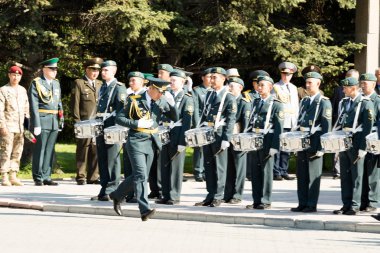 Petropavlovsk 7 Mayıs 2016: Resmi tatil. Defender'ı vatan günün Kazakistan'da 7 Mayıs kutladı. Asker ve askeri. Toplu kutlamalar insanlar.