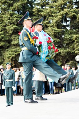 Petropavlovsk 7 Mayıs 2016: Resmi tatil. Defender'ı vatan günün Kazakistan'da 7 Mayıs kutladı. Asker ve askeri. Toplu kutlamalar insanlar.