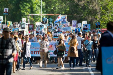 Shymkent, Kazakistan 9 Mayıs 2017: Ölümsüz alayı. Halk festivaller insan. Büyük Vatanseverlik Savaşı 1941-1945, Kızıl Ordu ve Sovyet halkının Zafer Bayramı.