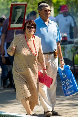 Shymkent, Kazakistan 9 Mayıs 2017: Ölümsüz alayı. Halk festivaller insan. Büyük Vatanseverlik Savaşı 1941-1945, Kızıl Ordu ve Sovyet halkının Zafer Bayramı.