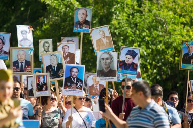 Shymkent, Kazakistan 9 Mayıs 2017: Ölümsüz alayı. Halk festivaller insan. Büyük Vatanseverlik Savaşı 1941-1945, Kızıl Ordu ve Sovyet halkının Zafer Bayramı.