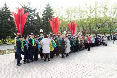 Petropavlovsk 7 Mayıs 2016: Resmi tatil. Defender'ı vatan günün Kazakistan'da 7 Mayıs kutladı. Asker ve askeri. Toplu kutlamalar insanlar.