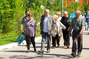 Shymkent, Kazakistan 9 Mayıs 2017: Ölümsüz alayı. Halk festivaller insan. Büyük Vatanseverlik Savaşı 1941-1945, Kızıl Ordu ve Sovyet halkının Zafer Bayramı.