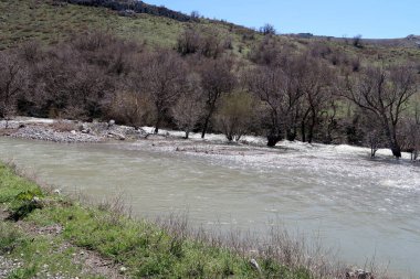 Nehir dağlarda, erken bahar