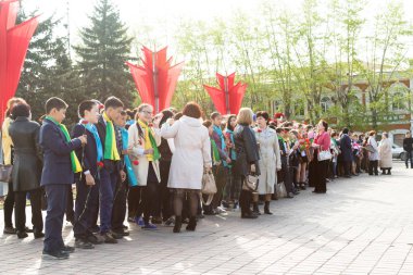Petropavlovsk 7 Mayıs 2016: Resmi tatil. Defender'ı vatan günün Kazakistan'da 7 Mayıs kutladı. Asker ve askeri. Toplu kutlamalar insanlar.