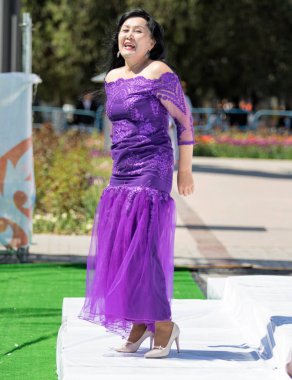 Shymkent, Kazakistan - 1 Mayıs 2017: Kazakistan şarkıları söyleyerek. 1 Mayıs Kazakistan halkının birlik gün işaretler