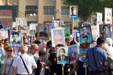 Shymkent, Kazakistan 9 Mayıs 2017: Ölümsüz alayı. Halk festivaller insan. Büyük Vatanseverlik Savaşı 1941-1945, Kızıl Ordu ve Sovyet halkının Zafer Bayramı.