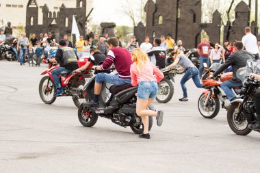 Shymkent, Kazakistan - 15 Şubat 2017: Motosiklet motorcu sezon açılış 15 Mart 2017 yılında Çimkent