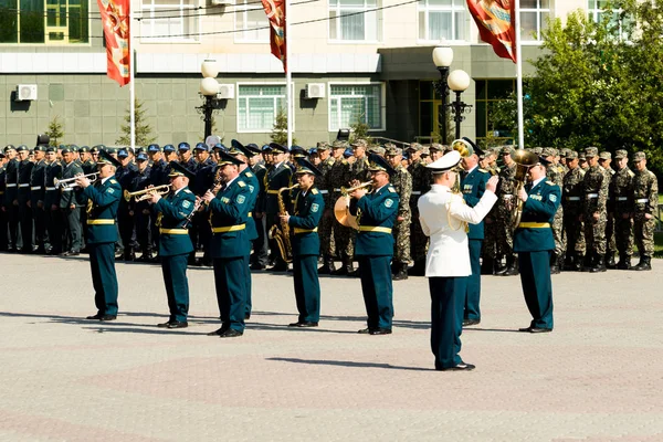 ペトロパブロフスク 2016 日祖国の擁護者は カザフスタンで 日に祝われます 兵士や軍 大量のお祝いの人々 — ストック写真