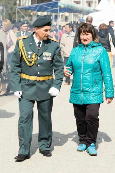 Petropavlovsk 7 Mayıs 2016: Resmi tatil. Defender'ı vatan günün Kazakistan'da 7 Mayıs kutladı. Asker ve askeri. Toplu kutlamalar insanlar.