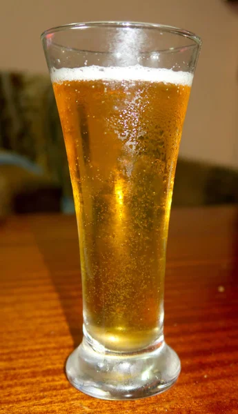 Ein Glas Bier Mit Tropfen — Stockfoto