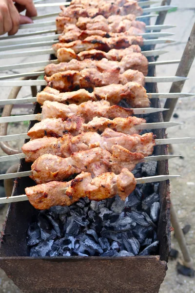 Carne Sugli Spiedini Gli Spiedini Sono Cotti Sul Carbone — Foto Stock