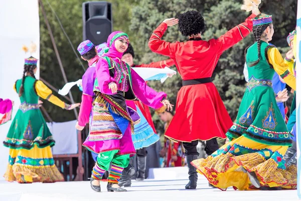 Shymkent, Kazakistan - 1 Mayıs 2017: Kazakistan halklarının Ulusal kostümleri dansçılar. 1 Mayıs Kazakistan halkının birlik gün işaretler