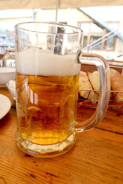 Taza Con Cerveza Mesa — Foto de Stock
